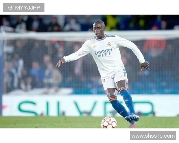 世界足球史上最具影响力的左后卫球星名单及其辉煌成就分析