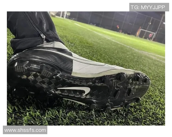 卡塔尔球星推荐的足球鞋评测舒适性与性能的完美平衡